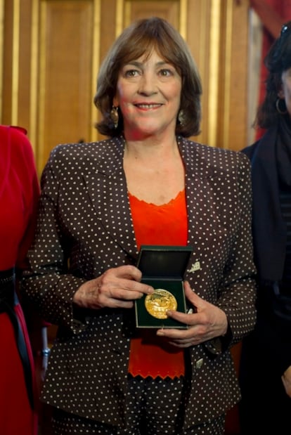 La actriz Carmen Maura muestra la 'grande Medaille de Vermeil de la Ville de París'.