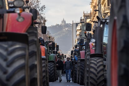 Tractores en la calle Balmes, en el centro de Barcelona, este miércoles.