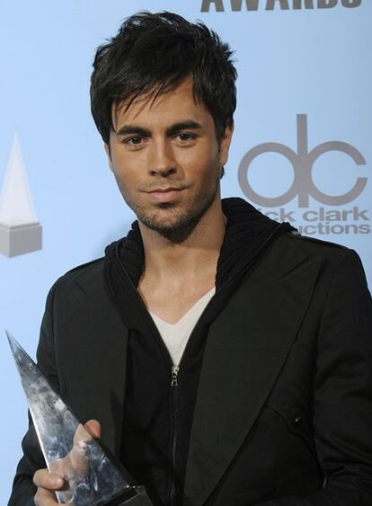 Enrique Iglesias ha sido uno de los grandes triunfadores en la gala de los Premios Billboard Latinos 2009 que se celebró en Florida, al recibir seis premios gracias a su álbum recopilatorio 98/05. Sólo el cantante panameño Flex, que se llevó a casa ocho premios le hizo sombra. A pesar de que no pudo estar presente en la ceremonia que tuvo lugar en el BankUnited Center de Coral Gables, Iglesias realizó una aparición estelar vía satélite desde Bielorrusia, donde inicia su gira mundial, y agradeció a todos sus fans el apoyo mostrado en sus ya casi 15 años sobre los escenarios y los seis premios que le concedieron.