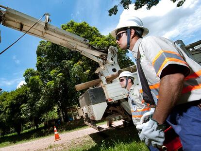 Operarios de Elektro trabajan en Brasil.