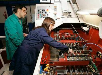 Unos alumnos trabajan en una de las máquinas del instituto Miguel Altuna, financiadas en parte por las empresas de Bergara.