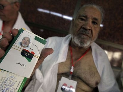 Un libio muestra su nuevo pasaporte, con la nueva bandera del pa&iacute;s.