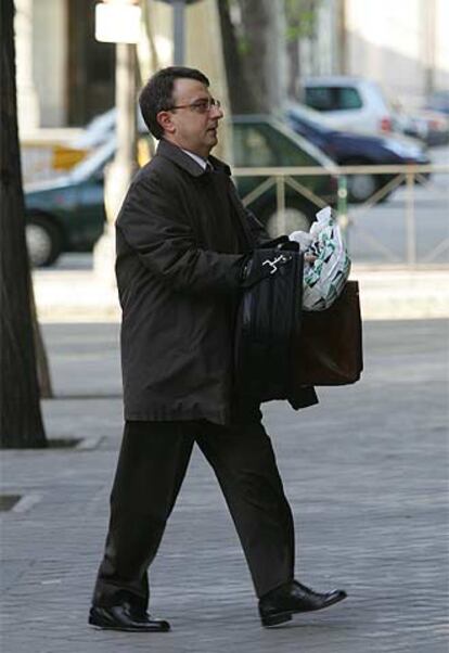 El juez Juan del Olmo sale ayer de la Audiencia Nacional.