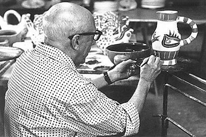 El pintor aparece retocando una de sus cerámicas poco antes de una exposición, el 11 de agosto de 1966, en Vallauris, Francia.