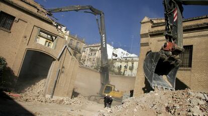 Demolición de las naves laterales y traseras de Tabacalera en Valencia a finales de 2007.