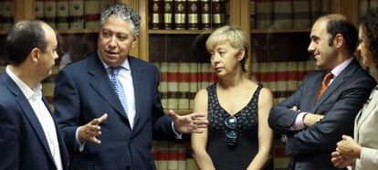 Tomás Burgos (2i), durante su reunión con los agentes sociales.