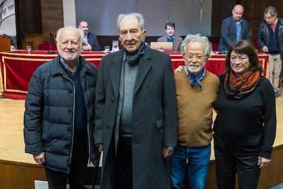 En la facultad de Filosofía de la Complutense, este miércoles y de izquierda a derecha, el actor Juan Echanove, el historiador Nicolás Sánchez-Albornoz, el director de cine Fernando Colomo y María Lamana, hija de Manuel, compañero de Sánchez-Albornoz en la fuga del Valle de los Caídos en 1948.