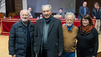 En la facultad de Filosofía de la Complutense, este miércoles y de izquierda a derecha, el actor Juan Echanove, el historiador Nicolás Sánchez-Albornoz, el director de cine Fernando Colomo y María Lamana, hija de Manuel, compañero de Sánchez-Albornoz en la fuga del Valle de los Caídos en 1948.