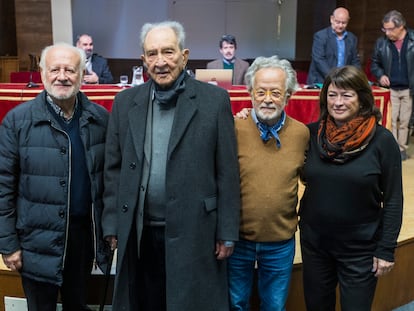 En la facultad de Filosofía de la Complutense, este miércoles y de izquierda a derecha, el actor Juan Echanove, el historiador Nicolás Sánchez-Albornoz, el director de cine Fernando Colomo y María Lamana, hija de Manuel, compañero de Sánchez-Albornoz en la fuga del Valle de los Caídos en 1948.