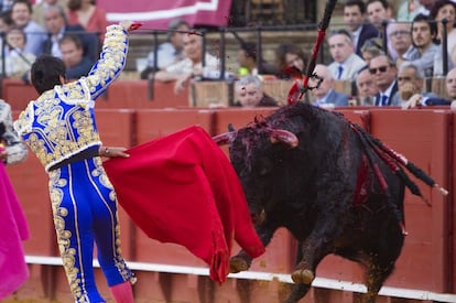 Miguel Ángel Perera descabella al quinto de la tarde.