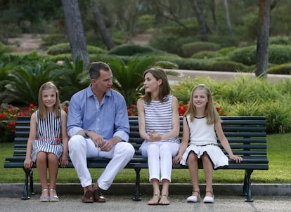 El rey Felipe VI y la reina Letizia, junto a sus hijas, la princesa Leonor (derecha) y la infanta Sofía (izquierda), durante el posado de la Familia Real esta tarde en el Palacio de Marivent, en Palma. 