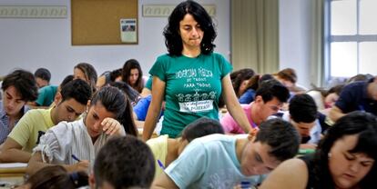Alumnos examin&aacute;ndose de Selectividad este martes en la Universidad de Pablo de Olavide de Sevilla.