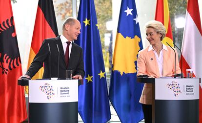 El canciller alemán Olaf Scholz y la presidenta de la Comisión de la UE, Ursula von der Leyen, hablan tras la Cumbre de los Balcanes Occidentales, celebrada el pasado noviembre en Berlín.