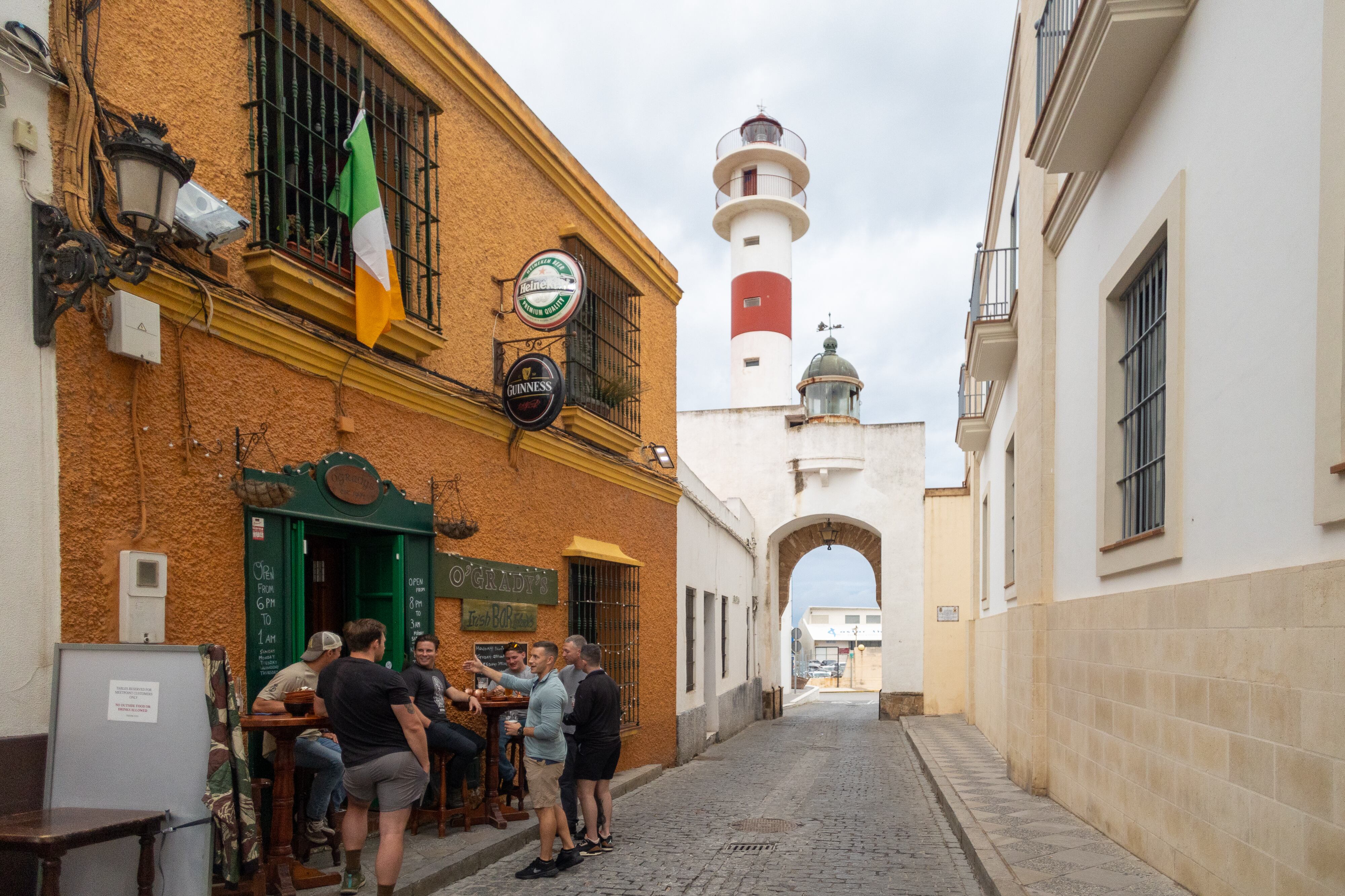 Un pub Irlandés frecuentado por norteamericanos de la base de Rota en Cádiz en mayo de 2023. 