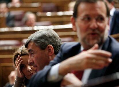 Soraya Sáenz de Santamaría conversa en el hemiciclo con Ángel Acebes en presencia de Rajoy.