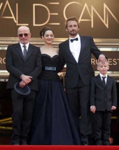 Los protagonistas del filme de Jaques Audiard, 'De rouille et d’os', Matthias Schoenaert y Marion Cotillard, en Cannes.