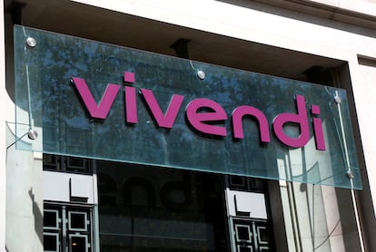 Logo de Vivendi en la sede central del grupo, en París.