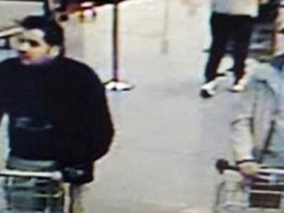 Circuito interno del aeropuerto de Bruselas en el que se ve a los tres sospechosos del atentado perpetrado ayer.