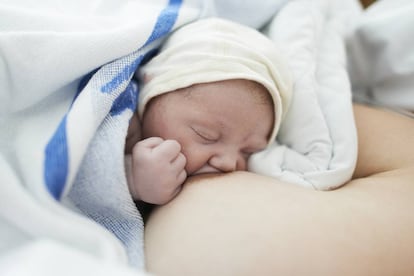 Un bebé recién nacido.