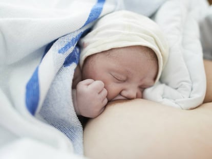 Un bebé recién nacido.