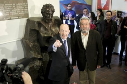 Alfredo Prez Rubalcaba y Cndido Mndez, en la sede de UGT delante de una estatua de Pablo Iglesias.