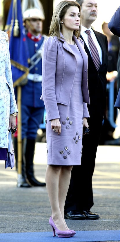 Para el desfile militar de 2009 combinó el color del vestido con la chaqueta y los zapatos.