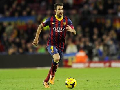 Cesc conduce el balón durante un partido de este curso.