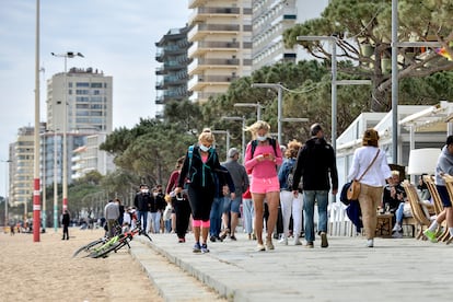 Decenas de personas en el paseo Marítimo de Castell-Platja d'Aro el domingo de Semana Santa.