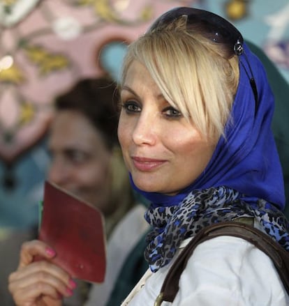 Una mujer aguarda para votar en Teherán.