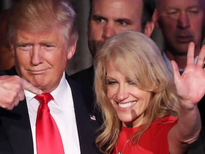 Donald Trump, junto a su jefa de campaña, Kellyanne Conway