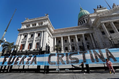 Una bandera en apoyo a Cristina Kirchner cuelga de la reja que bordea al Congreso, en Buenos Aires, el 23 de agosto de 2022.