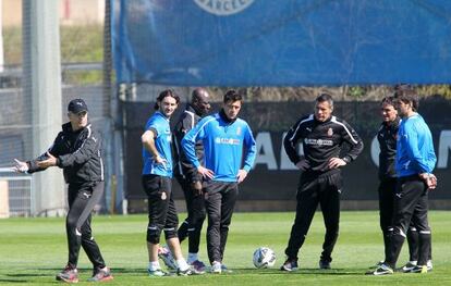 Charla de Aguirre a los zagueros del equipo. 