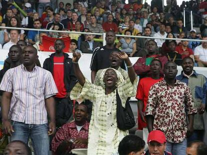 Aficionados malienses animan a su equipo durante el primer partido del Mundialito.