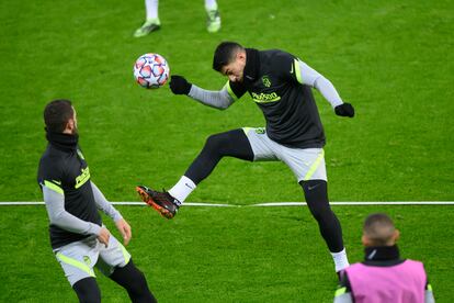 Luis Suárez, este martes, durante el entrenamiento previo al encuentro de este miércoles entre el Salzburgo y el Atlético de Madrid. / (EFE)