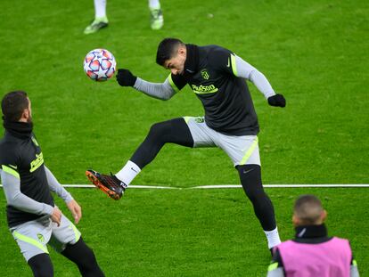 Luis Suárez, este martes, durante el entrenamiento previo al encuentro de este miércoles entre el Salzburgo y el Atlético de Madrid. / (EFE)