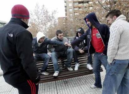 Luis Ortiz, en el centro, junto a otros jóvenes en un parque de Alcorcón.