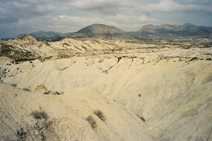 El Desierto de Mahoya, en Abanilla, es un paisaje lunar a media hora de la ciudad donde se celebran raves.