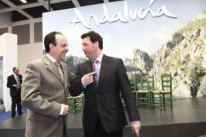 El consejero de Turismo y Comercio de la Junta de Andalucía, Rafael Rodríguez (i), y el presidente de TSS, Manuel Molina, charlan tras la firma de un acuerdo de colaboración con el grupo de agencias de viaje TSS hoy en el expositor de Andalucía de la feria internacional de turismo ITB 2014 de Berlín.