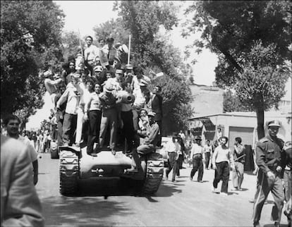 Militares y seguidores del sah confraternizan tras el golpe de Estado de agosto de 1953 en Teher&aacute;n.