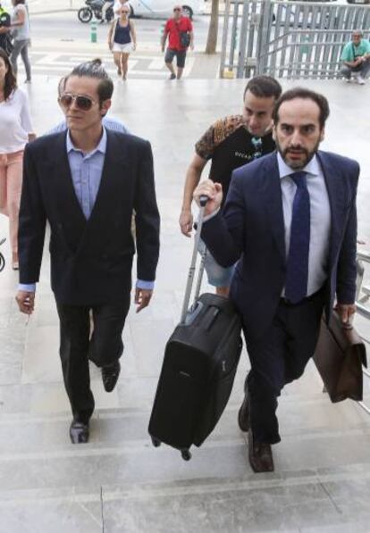 Dario Alberaira, expareja de Ángel Garó, a su llegada a los juzgados de Málaga el pasado miércoles.