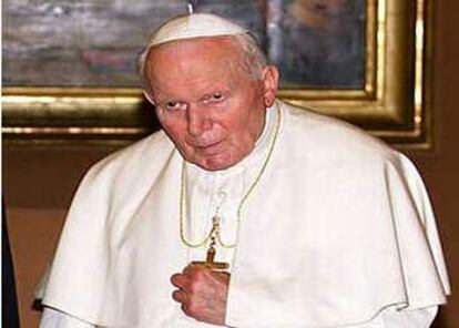 Juan Pablo II ha cumplido 79 años el 18 de mayo. Los rumores sobre su deficiente estado de salud se repiten. A estos contribuyen sus apariciones, en las que muchas veces muestra una cara envejecida y necesita de sus acompañantes para desplazarse. En la imagen, el Papa está recibiendo en audiencia privada al presidente de Argelia, Abdelaziz Bouteflika, en El Vaticano. (15-11-99)