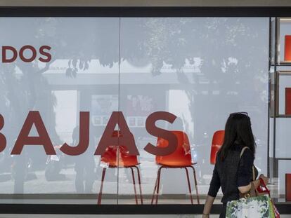 Rebajas de verano en comercios del centro de Sevilla.