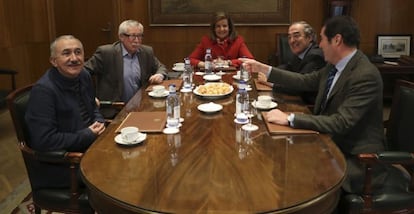 La ministra de Empleo, Fátima Báñez, al inicio de la reunión que ha mantenido con los presidentes de CEOE y Cepyme, Juan Rosell y Antonio Garamendi , y los secretarios generales de UGT y CCOO, Pepe Álvarez e Ignacio Fernández Toxo , hoy en la sede del ministerio, en Madrid.