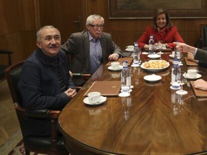 La ministra de Empleo, Fátima Báñez, al inicio de la reunión que ha mantenido con los presidentes de CEOE y Cepyme, Juan Rosell y Antonio Garamendi , y los secretarios generales de UGT y CCOO, Pepe Álvarez e Ignacio Fernández Toxo , hoy en la sede del ministerio, en Madrid.