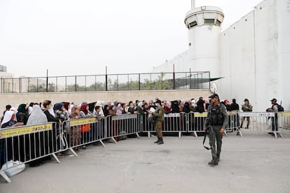 Fieles palestinos atraviesan el muro para acudir al rezo de ramadán en Jerusalén, el viernes en Belén.