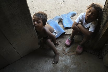 Los nietos de Orlando Chávez esperan en la puerta de la casa en Las Flores en el municipio de El Progreso, departamento de Yoro, " Una de cada tres personas desplazadas internamente en la región es un niño", apuntó la directora ejecutiva de UNICEF, Henrietta Fore.