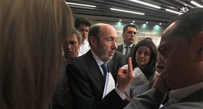 Rubalcaba conversa con los periodistas tras la rueda de prensa de hoy del Consejo de Ministros.