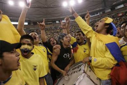 La fiesta de los ecuatorianos ha seguido en el Palacio de Vistalegre.