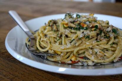 Pasta con sardinas y piñones