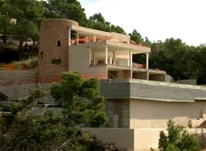 Correa planeaba sobornar a quien hiciera falta para terminar las obras de esta casa de tres plantas al norte de la isla de Ibiza. Son 406 metros cuadrados construidos en una parcela de 4.000 metros al borde de un acantilado.